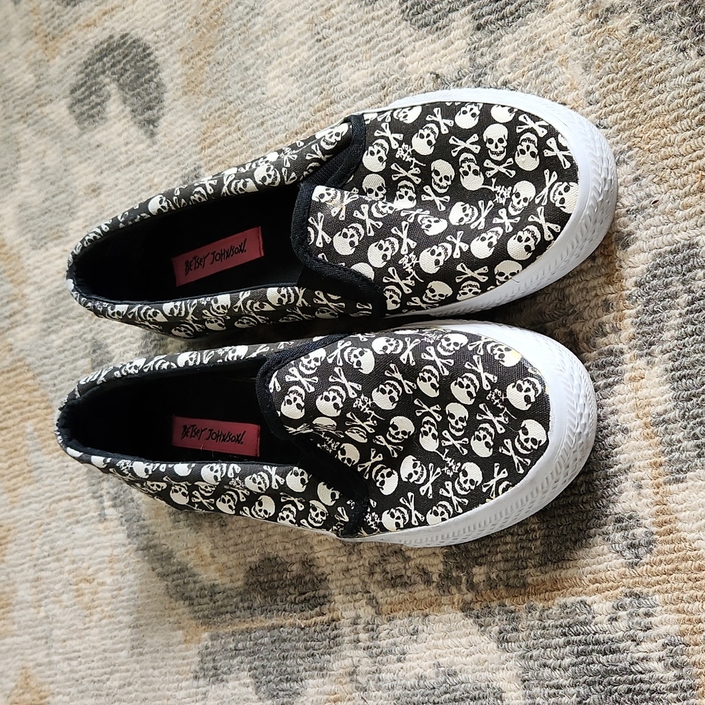 Betsy Johnson Skull Sneaker Size 7